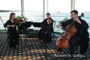 les musiciens (violons) de la salle du pont B