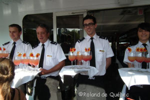 Les serveurs offrent un cocktail