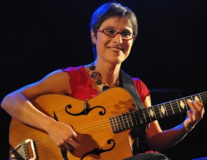 Ce jeudi 22 septembre, la guitariste Christine Tassan se produira en trio au Balmora