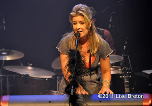 Mélanie Guay sur un clavier