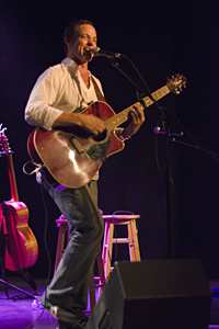 Christian Sbrocca joue de la guitare