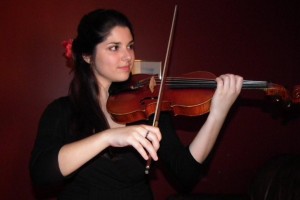 Meggy Perron-Maltais jouant du violon
