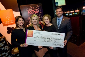Tapis rose - Remise du chèque M. François Hanchay, directeur général du Casino de Montréal, et Sophie Bourgeois, organisatrice et porte-parole de l’événement Tapis rose, étaient fiers de remettre un chèque de 10 800 $ à Mme Nathalie Boudreau, directrice du développement des affaires, et Mitsou Gélinas, porte-parole, de la Fondation du cancer du sein du Québec.