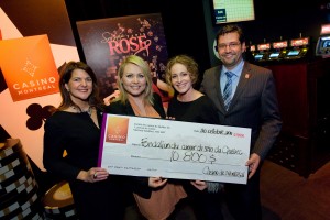 M. François Hanchay, directeur général du Casino de Montréal, et Sophie Bourgeois, organisatrice et porte-parole de l’événement Tapis rose, étaient fiers de remettre un chèque de 10 800 $ à Mme Nathalie Boudreau, directrice du développement des affaires, et Mitsou Gélinas, porte-parole, de la Fondation du cancer du sein du Québec.