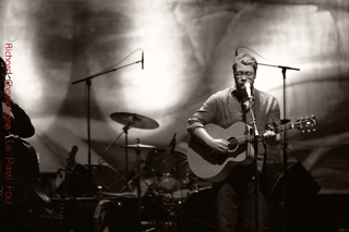 L'auteur-compositeur-interprète Amos Lee