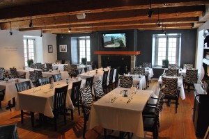 L'intérieur du restaurant Côtes-à-Côtes L'intérieur du restaurant Côtes-à-Côtes