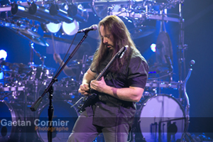 John Petrucci à la guitare