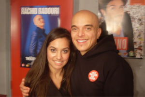 Hanane Hadjloum en entrevue avec Rachid Badouri à Paris