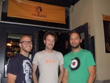 Matt Track, Jérémi Roy, et  Françis Gaulin devant le Ninkasi