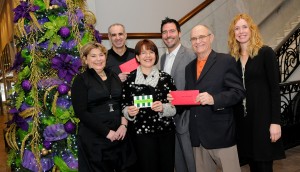  Mme Julie Lemieux, membre du comité exécutif responsable des dossiers de la culture, M. Vincent Dufresne, directeur général de TRYP QUEBEC HOTEL PUR, et Mme Marie C. Pelletier, conseillère location spécialisée et partenariats à Laurier Québec, remettent leur prix aux gagnants, M. Gilles Filiatrault et Mme Gisèle Richard, dans la catégorie résidentielle, et M. Ivan Waddell, directeur du Archibald Duplessis, dans la catégorie commerciale.   