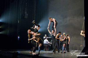 Cirque Eloize en prestation au Monument National