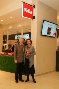 : Yves Simard et Rebecca Simard, propriétaires Paillard rue St-Jean et Galeries de la Capitale. 