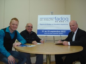 M. Michel Beaumont, responsable du développement des affaires et des communications pour la Fadoq régions de Québec et Chaudière-Appalaches; M. Gérald Lépine, le directeur général et M. Guy St-Laurent, promoteur du Salon Fadoq 50 ans + qui aura lieu du 21 au 23 septembre 20012 au Centre de foires de Québec. M.Michel Beaumont, responsable du développement des affaires et des communications pour la Fadoq régions de Québec et Chaudière-Appalaches; M. Gérald Lépine, le directeur général et M. Guy St-Laurent, promoteur du Salon Fadoq 50 ans + qui aura lieu du 21 au 23 septembre 20012 au Centre de foires de Québec.