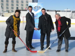 Monique Dextras du Centre des congrès de Lévis, Yannick Tremblay et Patrick Couture, propriétaires de Glaces CT I.C.E. et Simon Théberge de la Ville de Lévis et président de l'arrondissement Desjardins. 