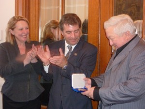 le journaliste Pierre Champagne recevant la médaille de l'Assemblée nationale des mains de André Drolet, député de Jean-Lesage et de Christine St-Pierre, ministre de la Culture et des Communication