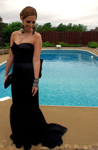 Olivia Sirous  en robe de bal  de  finissante