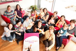 Devant : Sarah Baribeau et Marie Tardif, propriétaires, avec des bébés et leurs mamans 