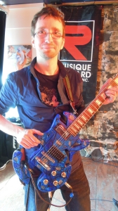 Jef Tremblay avec sa guitare transformée