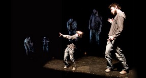 Para quedar / pour rester humain Para quedar / pour rester humain Par Productions Rhizome Les 26 et 27 avril 2012 à 20 h, et samedi, 28 mai à 15h