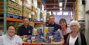 De chez Moisson Québec : Nicole Blais, coordonnatrice du centre de distribution; Donald Coulombe, adjoint aux opérations; Pascal Windey, camionneur; Élaine Côté, directrice générale et Hélène Vézina, coordonnatrice à l’approvisionnemen