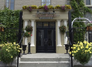 L'entrée de l'Hôtel Port-Royal L'entrée de l'Hôtel Port-Royal