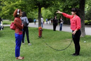 Spectateur et danseur liés par la musique et le geste