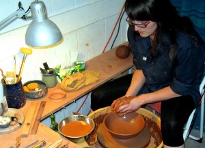 Marie Hébert de l’atelier de poterie Bleu Marie de Saint-Marc-sur-Richelieu à l’œuvre. Marie Hébert de l’atelier de poterie Bleu Marie de Saint-Marc-sur-Richelieu à l’œuvre.