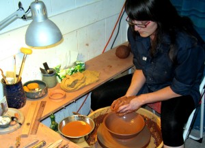 Marie Hébert de l’atelier de poterie Bleu Marie de Saint-Marc-sur-Richelieu à l’œuvre.