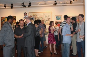 Les premiers amateurs découvrent l'exposition Dyades