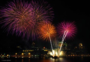 Une photo des feux d'artifice sur le fleuve