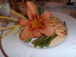 Le pavé de saumon grillé sur un lit d’asperges, citrons confits et crème de raifort Le pavé de saumon grillé sur un lit d’asperges, citrons confits et crème de raifort