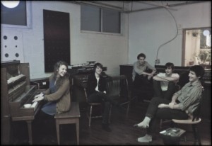 The Loodies The LOODIES présente leur premier album ; Edgy Ground