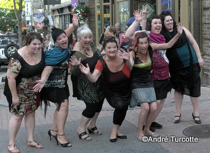 Le groupe des mannequins avec la désigner québécoise Christine Vézina toutes  heureuses de porter du KOLCHIC !