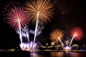 Les Grands Feux Loto-Québec qui illuminent le ciel de la ville de Québec.