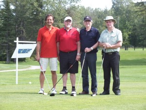 Dr Claude Patry, président d’honneur de la 9e Classique de golf «ESF-Ne m’oubliez pas», M. Jacques Gauthier, fondateur  d’Équipements ESF Inc., Dr Rémi W. Bouchard, MD M.Sc. FRCPC, Neurologue et directeur Clinique interdisciplinaire de la mémoire et Unité de recherche Alzheimer du CHA Hôpital de l’Enfant-Jésus, Québec et M. Jocelyn Cloutier, directeur général, Les Jardins Lebourgneuf 