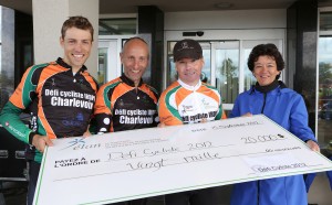  le cycliste David Veilleux, Professionnel de l’équipe Europcar et président d’honneur du Défi cycliste IRDPQ; Marc Sévigny, Chef de programme, IRDPQ; Pierre Pomerleau, Éducateur physique, IRDPQ et Louise Lavergne, Directrice générale, IRDPQ.