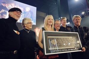 Willie G. et Nancy Davidson de Harley-Davidson; Chantal Dussault, conjointe de Laurent Prémont ; Don James, président et chef de la direction chez Deeley Harley-Davidson Canada ; Larry Hund, président de Services Financiers Harley-Davidson et Laurent Prémont, propriétaire Prémont Harley-Davidson.