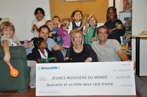 Andréanne Sasseville, directrice du développement de contenu canadien et des relations avec l’industrie pour SiriusXM Canada remet à Blaise Fortier, cofondateur et Pierre Girard, directeur général de Jeunes musiciens du Monde un chèque de 41 230$. Le tout s’est passé avec les étudiants de l’école Jeunes musiciens du monde Montréal. Andréanne Sasseville, directrice du développement de contenu canadien et des relations avec l’industrie pour SiriusXM Canada remet à Blaise Fortier, cofondateur et Pierre Girard, directeur général de Jeunes musiciens du Monde un chèque de 41 230$. Le tout s’est passé avec les étudiants de l’école Jeunes musiciens du monde Montréal.