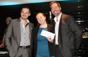 Marie-Pier Bossé, gagnante du voyage à New York en compagnie de Pierre-Luc Harvey, restaurateur et Vincent Dufresne, directeur général de l’Hôtel PUR. Marie-Pier Bossé, gagnante du voyage à New York en compagnie de Pierre-Luc Harvey, restaurateur et Vincent Dufresne, directeur général de l’Hôtel PUR.