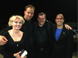 Manon Reddy, chef de l’Orchestre à Cordes des Jeunes de Laval, Vasily Valitov, chef de l’Orchestre à cordes des jeunes de Moscou, le compositeur Louis Babin et Orhun Orhon, chef de l’Orchestre symphonique des jeunes de Turquie socialisent après un concert. Manon Reddy, chef de l’Orchestre à Cordes des Jeunes de Laval, Vasily Valitov, chef de l’Orchestre à cordes des jeunes de Moscou, le compositeur Louis Babin et Orhun Orhon, chef de l’Orchestre symphonique des jeunes de Turquie socialisent après un concert.