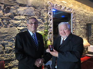 l'honorable Michel Rivard et Pierre Champagne recevant sa médaille. La photo a été prise au restaurant le St-Amour où s'est tenue la remise officielle. l'honorable Michel Rivard et Pierre Champagne recevant sa médaille. La photo a été prise au restaurant le St-Amour où s'est tenue la remise officielle.