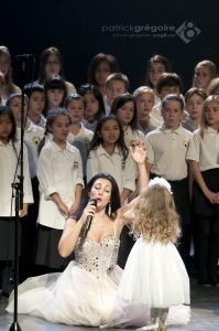 Giorgia Fumanti et la chorale des Petits chanteurs de Charlesbourg