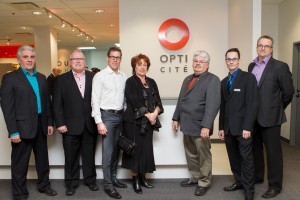 Claude Lapalme, Technicien propriétaire en verre de contact, Christian Chartrand, Opticien propriétaire, François Piuze, Optométriste propriétaire, Christiane Bois, Conseillère municipale, Denis Blanchette, Député fédéral pour le NPD, Yannik Boutin, Ophtalmologiste propriétaire et Dave Demers, Opticien propriétaire. Claude Lapalme, Technicien propriétaire en verre de contact, Christian Chartrand, Opticien propriétaire, François Piuze, Optométriste propriétaire, Christiane Bois, Conseillère municipale, Denis Blanchette, Député fédéral pour le NPD, Yannik Boutin, Ophtalmologiste propriétaire et Dave Demers, Opticien propriétaire.