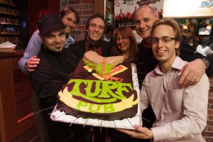 Jimmy Simard chef du TURF, Antoine Rouleau copropriétaire, Dominic Guay gérant, Martine Caron directrice administrative, Peter Sgobba copropriétaire, et Phillip Duplain gérant. Jimmy Simard chef du TURF, Antoine Rouleau copropriétaire, Dominic Guay gérant, Martine Caron directrice administrative, Peter Sgobba copropriétaire, et Phillip Duplain gérant.