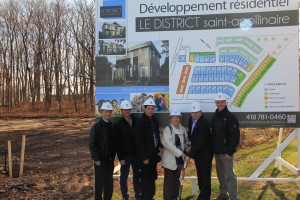 Laurier Dechêne, fondateur de Modulex International; Nicolas Auger, vice-président opérations de Modulex International; Martin Dechêne, président de Modulex International; Ginette Moreau, mairesse de St-Apollinaire; Marc Drolet et Daniel Renaud, co-propriétaires. 