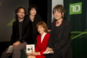Prix TD - La saison des pluies Le Prix TD de littérature canadienne pour l’enfance et la jeunesse a été décerné au livre La saison des pluies, lors d’une soirée qui s’est tenue au Musée des beaux-arts de Montréal le 6 novembre dernier. Une bourse de 25 000 $ est décernée aux artisans de l’œuvre gagnante. Sur la photo : Mario Brassard, auteur, Charlotte Teeple, directrice générale du Centre canadien du livre jeunesse, Christine Marchildon, première vice-présidente, Réseau de succursales, et présidente, Direction du Québec, Groupe Banque TD et Suana Verelst, illustratrice.