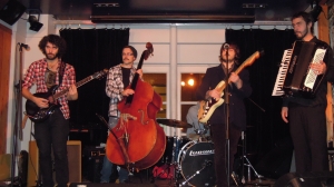 Louis-Pierre Arsenault (guitare), Martin Dubé (contrebasse),Philippe Sauro Cinq-Mars,Guillaume Guilbeault-Cayer (accordéon)