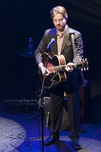 Le guitariste Jordan Officer Le guitariste Jordan Officer