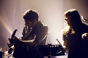 deux musiciens en action sur scène