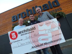 François Nolin, co-propriétaire Archibald ; Joakim Albert, cycliste et Ivan Waddell, directeur général Archibald Sainte-Foy.